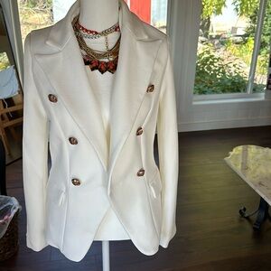 Lioness cream blazer. Size medium. New condition!